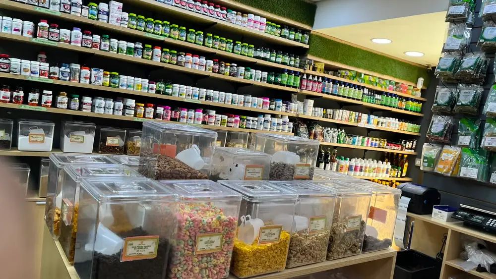 Interior da loja ONattural com prateleiras de suplementos, vitaminas e produtos a granel